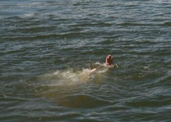 Qəbələdə göldə batan şəxsin əşyalari tapilib