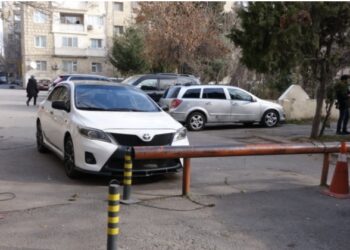 Bakıda Yanğınsöndürənlərin yolunu kəsən dirəklər söküldü – Fotolar