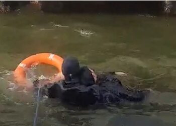 Bakıda bulvar ərazisində bir nəfər dənizdə batma təhlükəsi ilə üzləşib-Video