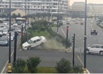 8 Noyabr prospektində avtomobil qəzasinin görüntüləri yayılib-Video