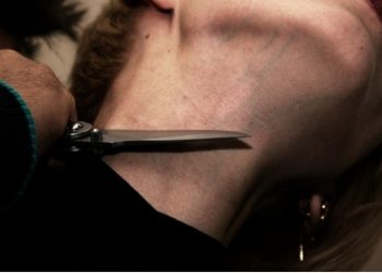 Məktəbdə dəhşətli hadisə:Həyat yoldaşınin şah damarını kəsdi