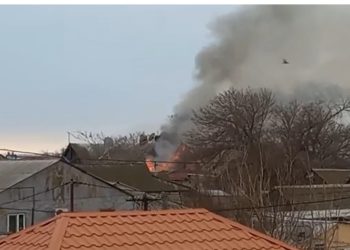 Əhmədli qəsəbəsində iki mərtəbəli ev yandi -Video