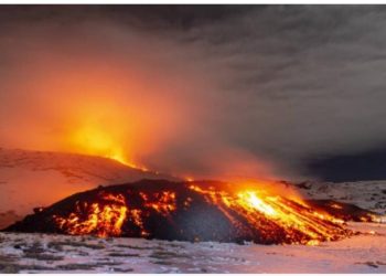 İtaliyanın Etna dağında lava axını davam edir