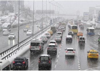 Qar İstanbulda nəqliyyat sıxlığına səbəb olub