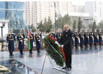 İlham Əliyev “Ana harayı” abidəsini ziyarət etdi