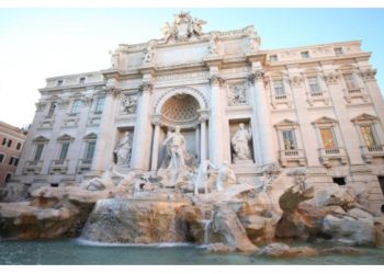 İtaliyada sərxoş turist mövsümü başlayıb: Trevi fəvvarəsinə giriş ömürlük qadağan edilib