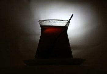 Çaya dəvət edilməyən tibb bacısı 41.000 funt sterlinq təzminat qazanib