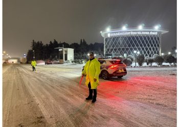 Polis qarlı havada vətəndaşlara  kömək edir – Foto + Video