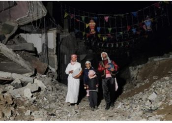 Qəzzanın dağılmış küçələrində nağaraçılar gəzərək fələstinliləri sahura oyadır