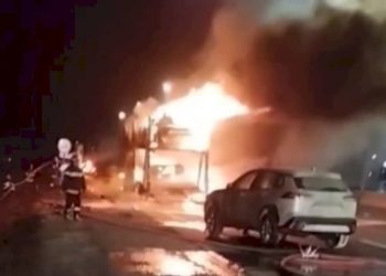 Ölkəyə idxal olunan yeni avtomobilləri daşıyan nəqliyyat vasitəsi yanıb