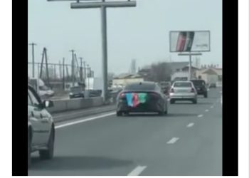 İrəvanda avtomobilin üzərində Azərbaycan bayrağı asildi -Video
