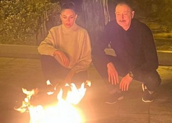 Prezident İlham Əliyev və xanım Mehriban Əliyeva çərşənbə tonqalı ətrafında – Fotolar