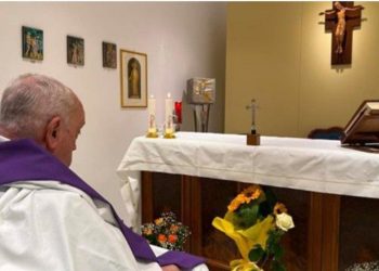 Vatikan Papa Fransiskin xəstəxanada olan fotosunu paylaşılib