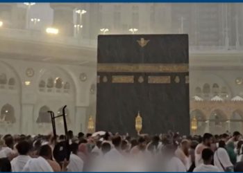 Məkkəyə yağan güclü yağış Kəbədə gözəl görüntülər yaradıb