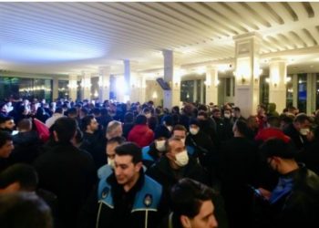 Polisə hücum edən təxribatçılar İBB binasının şüşələrini sındırıblar