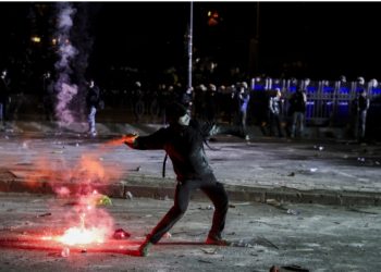 Təxribatçılar polisə turşu və balta ilə hücum edirlər