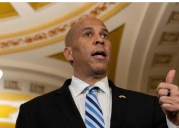 Tramp administrasiyasına etiraz edən senator 25 saat podiumda qalıb