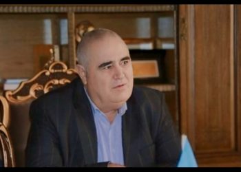 Şərurlu İsfəndiyar canlı yayımda aparıcıya cibindəki pulları göstərdi – VİDEO