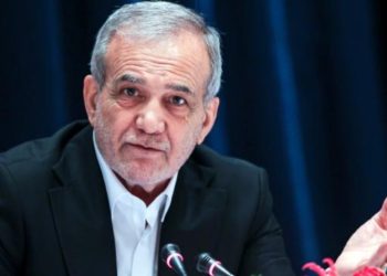 İran prezidenti lüks səfərə getdikdən sonra köməkçisini işdən çıxarıb