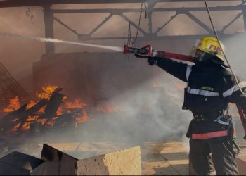 FHN: Bakıda ticarət mərkəzi yanib