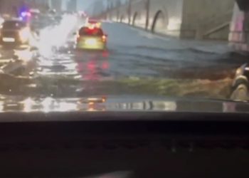 Güclü yağışlara görə Bağırov körpüsünün ərazisində hərəkət çətinləşib-Video