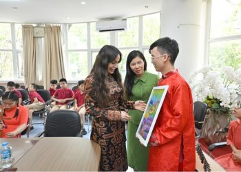 Leyla Əliyeva Vyetnamda görmə qabiliyyəti məhdud şəxslər üçün məktəbdə – Fotolar