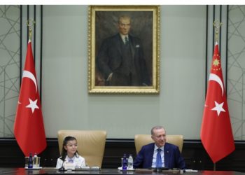 Türkiyə Prezidenti səlahiyyətlərini müvəqqəti olaraq 4-cü sinif şagirdinə təhvil verib-Fotolar