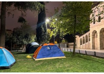 İstanbuldakı evlərinə girmək istəməyən bəzi vətəndaşlar Fatih məscidində qalır