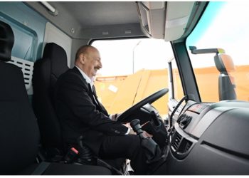 Prezident İlham Əliyev xüsusi təyinatlı avtomobilin sükanı arxasında – Foto