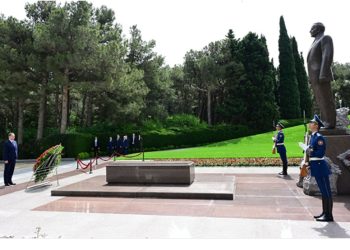 Belarusun Baş naziri Fəxri xiyabani ziyarət etdi – Fotolar