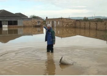 “Yoldaşım şəkər xəstəsidir, evdə qalmışdı. Qonşuların köməkliyi ilə onu evdən çıxartdıq”-Evini su basan sakin danisdi