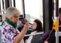 Bakıda marşrut avtobusunda əli bıçaqlı qadın insanları qorxuya salib-video