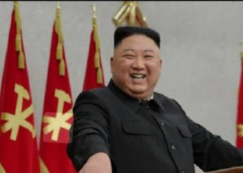 Şimali Koreyaya məxsus döyüş gəmisi  sürüşmə yolundan düşüb