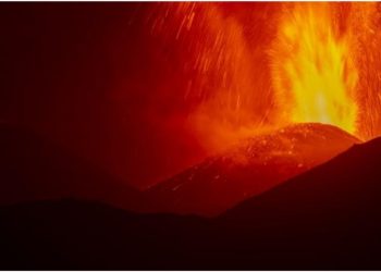 İndoneziyada vulkan püskürməsi: Ən yüksək xəbərdarlıq edilib