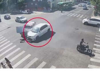 Övladi ilə yolu keçən ana avtoqəzaya tuş gəldi-Video