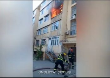 Sumqayıtda yaşayış binasında güclü yanğın baş verib- Video