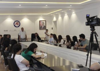 “Azərbaycan dili və mədəniyyəti: milli və bəşəri dəyərlər” mövzusunda ictimai müzakirə keçirildi – FOTO
