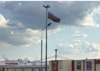 Moskvada Azərbaycanlılar Rusiya bayrağını endirib Azərbaycan bayrağını qaldırdılar -Foto
