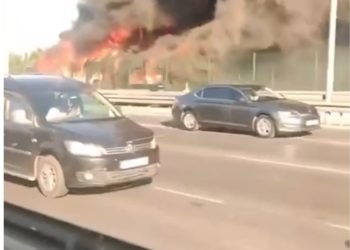 İstanbulda metrobüs yanğın baş verib -Fotolar