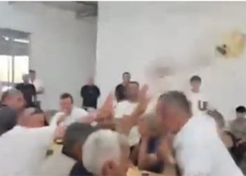 Gürcüstanda azərbaycanlı deputat seçiciyə çaynik atdı – Video