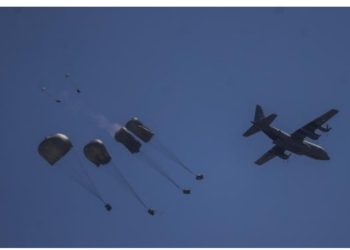 BƏƏ və İordaniya aclıqdan əziyyət çəkən Qəzzaya havadan yardım edir