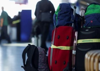 Yeni Zelandiyada 2 yaşlı uşağı çamadanında gəzdirən qadın həbs edilib