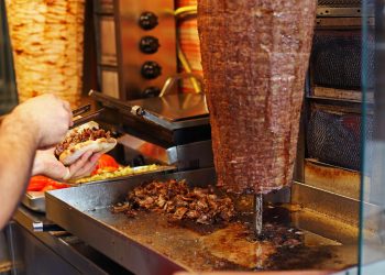 Dönərdən zəhərlənmələrin əsas SƏBƏBLƏRİ: Ucuz ət, yoxsa sanitar qaydaların pozulması?