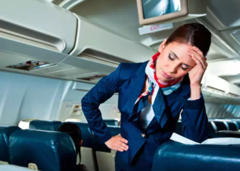 Təyyarədə çirkli corablara bənzəyən qəribə qoxu: Fəlakət bundan sonra oldu