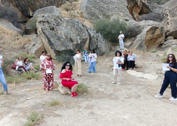 Sənət və tarixin qovuşduğu layihə: Qobustanda “Vətənpərvərlik etüdləri” sərgisi – FOTOLAR