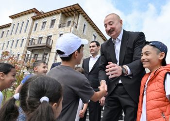 Prezidentlər Şuşada inşa edilmiş birinci yaşayış kompleksində – Fotolar