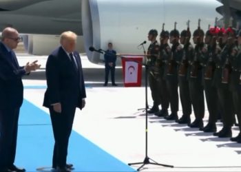 Tramp Aeroportda türkiyəli əsgərləri belə salamladı – Video