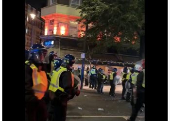 Futboldan sonra London küçələrində polislə qarşıdurma yaranıb -Video