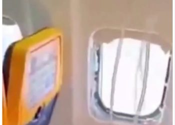 Təyyarənin pəncərəsi sındı, sərnişin yıxılmaqdan son anda xilas edildi-Video
