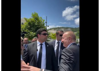 Prezident İlham Əliyev jurnalisti görüb avtomobildən düşdü – Video
